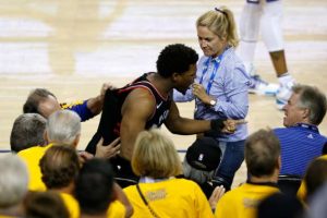 Lowry fue empujado por el accionista de Golden State / Foto: Vía Twitter Lowry fue empujado por el accionista de Golden State / Foto: Vía Twitter