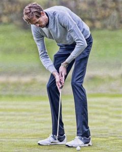 Peter Crouch jugando golf / Foto: Twitter Peter Crouch jugando golf / Foto: Twitter