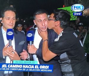 Giménez fue besado por un aficionado Giménez fue besado por un aficionado