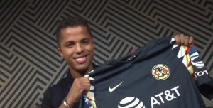 Dos Santos posa con la camisa del América / Foto: Twitter Dos Santos posa con la camisa del América / Foto: Twitter