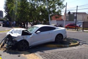 Así quedó el vehículo de Maleck tras chocar con el automóvil de una pareja / Foto: vía Twitter