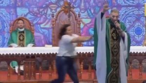 La mujer lanzó al cura al "vacío" ante la mirada de los presentes La mujer lanzó al cura al "vacío" ante la mirada de los presentes