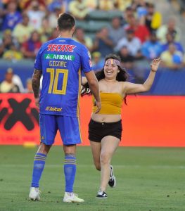 La aficionada abrazó a Gignac / Foto: vía Twitter La aficionada abrazó a Gignac / Foto: vía Twitter