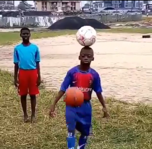 Niño causa furor en redes sociales al dominar el balón. Niño causa furor en redes sociales al dominar el balón.