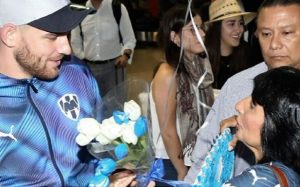 Lozano en la bienvenida de Janssen / Foto: vía Twitter