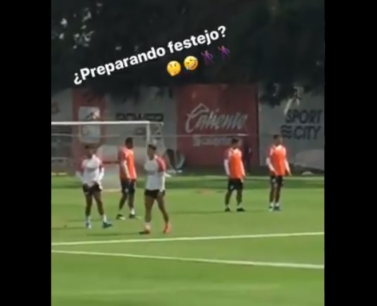 Alexis Vega y Alan Pulido preparan festejo (sin glúteos) Alexis Vega y Alan Pulido preparan festejo (sin glúteos)