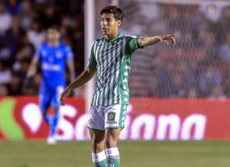 Técnico del Betis bañó de elogios a Diego Lainez