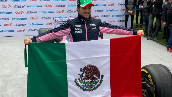 Checo Pérez con la bandera mexicana
