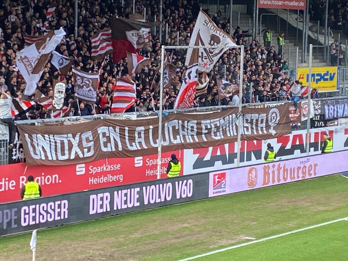 Afición del St. Pauli mostró su apoyo a la lucha feminista - Futbol Sapiens