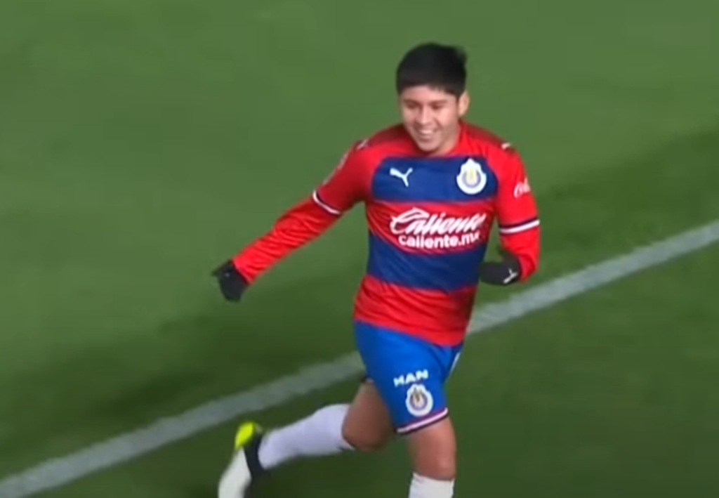 López renovó con Chivas