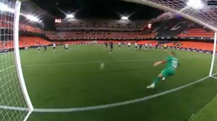 Valencia dejó escapar el triunfo y se aleja de zona Champions