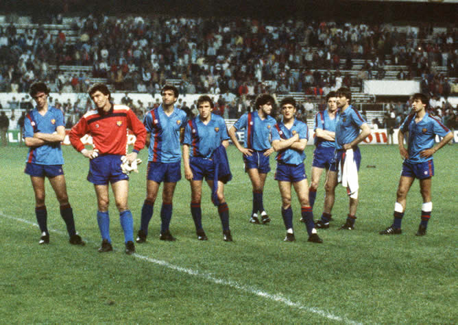 Mais Cinco Minutos - A final da Champions League da temporada 1985-86 já  seria marcante o suficiente por colocar frente a frente Barcelona e a  sensação romena Steaua Bucareste. Na oportunidade, sob