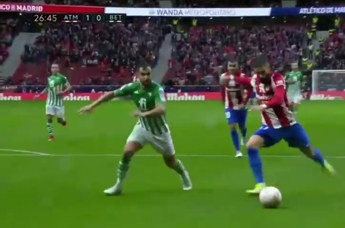 El Atlético se recuperó ante Betis en un duelo con presencia mexicana