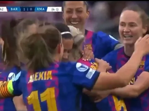 Barcelona también golea en el Clásico Femenino y sacó al Madrid de la ...