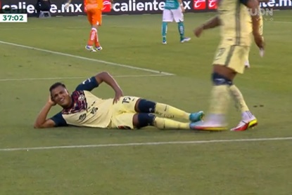 Román Martínez festejo a lo 'Cuau' en la victoria del América frente al León Román Martínez festejo a lo 'Cuau' en la victoria del América frente al León