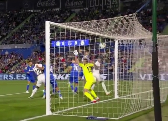 Real Madrid cumple y vuelve a la punta en España