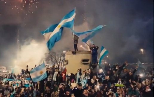 Miles de argentinos le dieron la bienvenida a sus jugadores tras el Mundial | VIDEOS