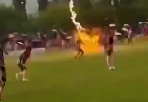 ¡De no creerse! Futbolísta es impactado por un rayo durante un encuentro - Futbol Sapiens