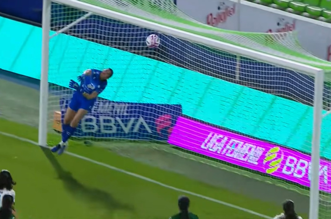 Marcela Restrepo anota un gol olímpico en la victoria del Monterrey