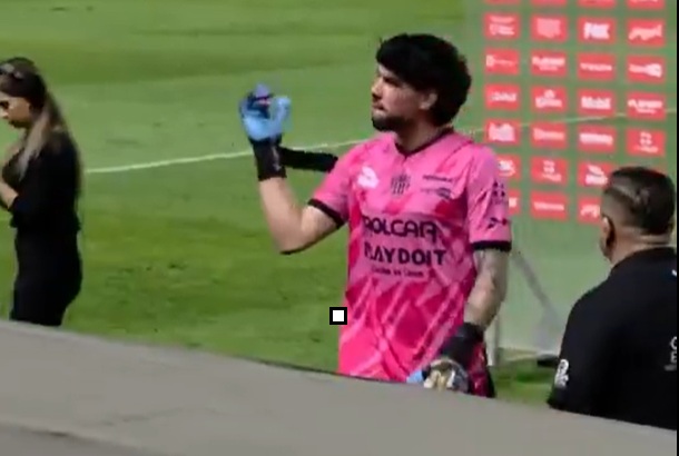 Luis Jiménez del Necaxa se disculpa tras gesto hacia la afición