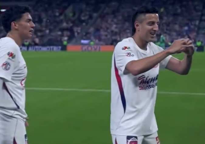 Chivas de Guadalajara derrota a Rayados con polémica del VAR